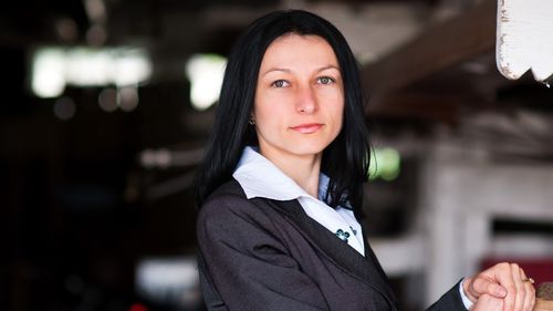 Profesoara care transformă lecțiile online de fizică în ore de bucurie: Cum putem să scoatem o monedă dintr-un pahar cu apă fără să ne udăm?