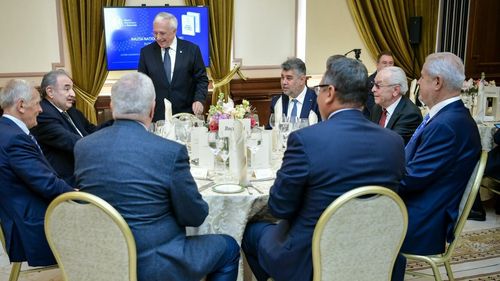 Drulă, despre o imagine în care președintele PSD e surprins la o șuetă cu vechii lideri ai politicii românești: „Uite de ce protejează Ciolacu pensiile speciale” / În imagine: Tăriceanu, Stolojan, Năstase, Ponta, Văcăroiu, Florin Georgescu și Mugur Isărescu