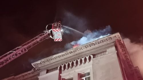 VIDEO Incendiu puternic la mansarda sediului Arhiepiscopiei Tomisului din Constanța
