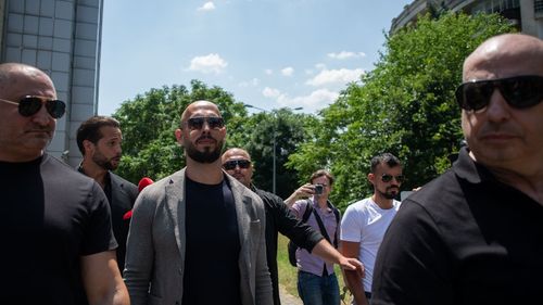 Spotify retrage un podcast al lui Andrew Tate după mai multe reclamații ale utilizatorilor