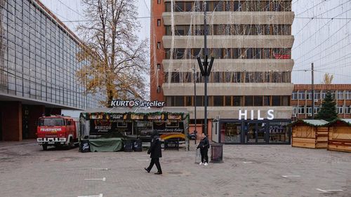 Libertatea: Primarul Negoiță a instalat la Târgul de Crăciun de la Hala Laminor un birou de vânzări pentru complexul rezidențial HILS, al fratelui său