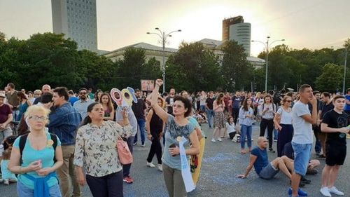 Protest în Piața Victoriei ca urmare a modificării Codului penal: Ne-au furat tot! Îi lăsăm să ne fure și viața?