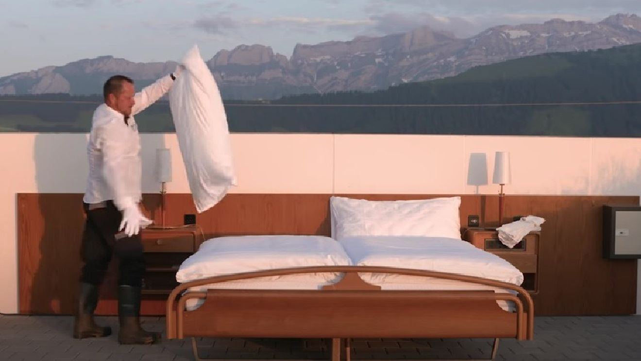 Nopți de coșmar la hotelul de zero stele înființat de doi artiști elvețieni/ Clienții hotelului dorm într-o ”cameră” fără pereți și tavan și trebuie să reflecteze la problemele lumii/ Cât costă un sejur anti-idilic și ce primesc clienții în schimb