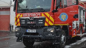Incendiu la o hală de procesare a peştelui din Hălchiu (Brașov)  / Au intervenit peste 10 echipaje de pompieri / Nu sunt victime