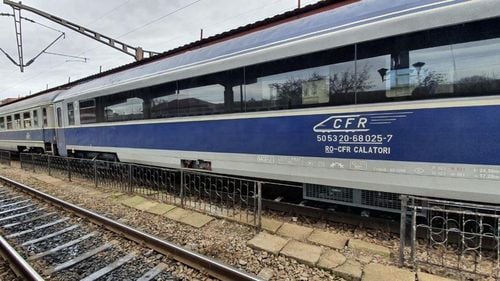 VIDEO Incendiu la locomotiva electrică a unui tren Regio care circulă pe ruta București-Arad, în zona de triaj a gării Videle / Focul s-a extins și la un vagon / 250 de călători s-au autoevacuat