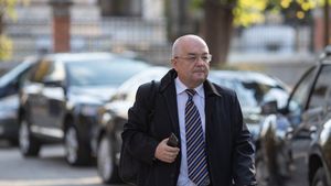 Boc, întrebat despre varianta Lasconi-preşedinte şi Bolojan-premier: Discutăm după alegerile parlamentare încolo, în funcţie de votul românilor