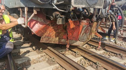 FOTO Trenurile spre litoral, întârzieri imense, și de câte 300 de minute / Un tren care a plecat din București la 08:20, blocat în apropiere de Dragoș Vodă după ce locomotiva s-a defectat