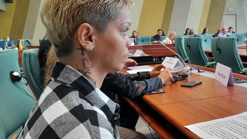 O româncă depune mărturie la Consiliul Europei despre traumele trăite în orfelinatele comuniste/ Se cer investigații independente în toate statele UE privind încălcarea drepturilor copilului/ ”Eram dezbrăcați, nu exista încălzire, primeam doar puțină mâncare și eram lăsați în întuneric”