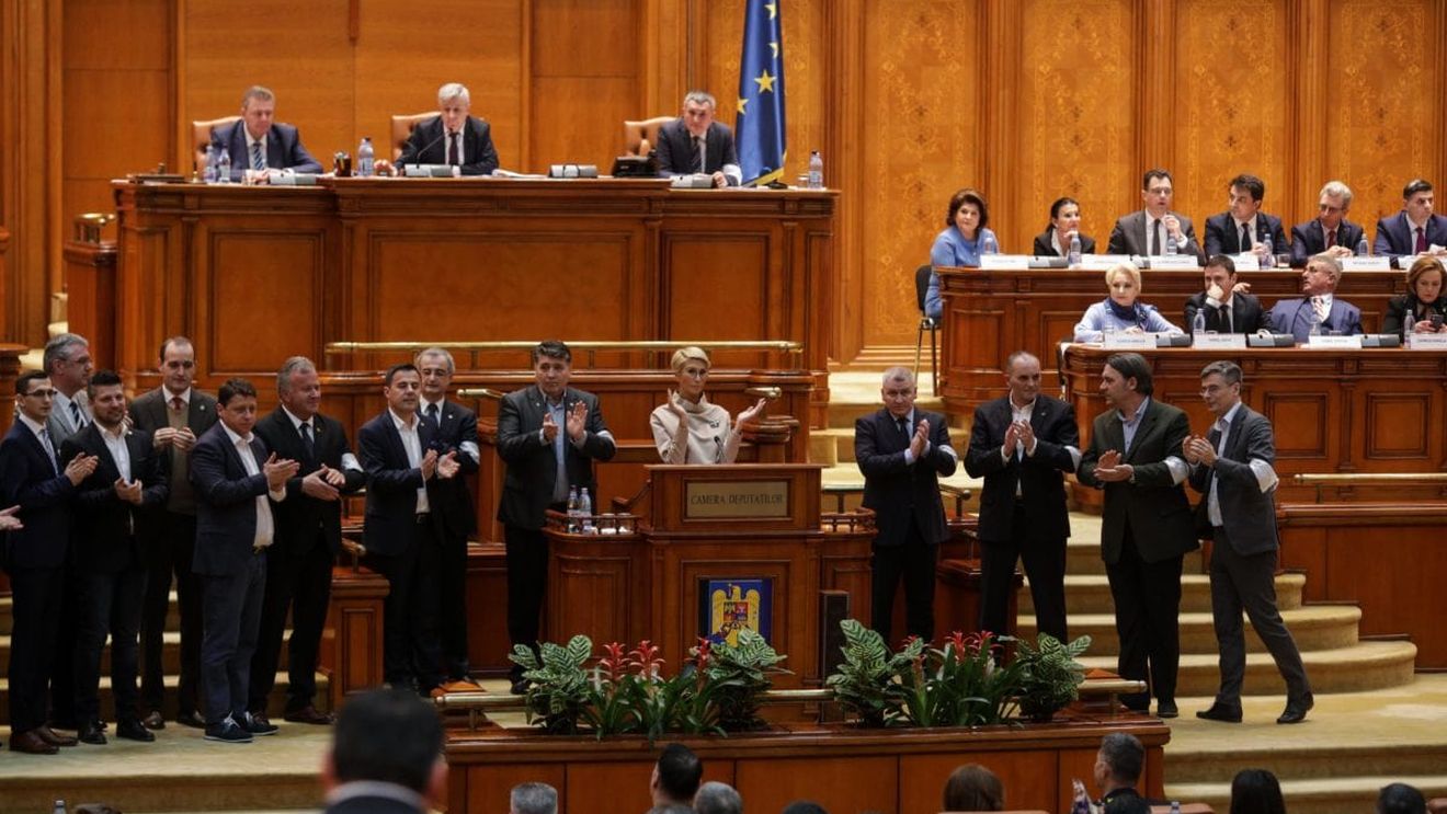 Parlamentarii PNL și USR poartă banderole albe în semn de solidaritate cu protestul magistraţilor faţă de OUG 7