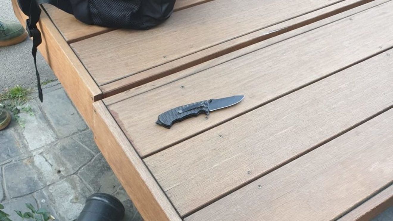 Un tânăr depistat în zona Pieţei Victoria cu un cuţit de tip briceag a fost condus la audieri