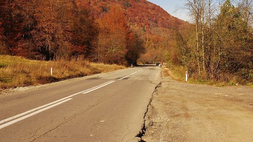 DN73A din Brașov a fost închis circulaţiei pe o bandă, în Poiana Mărului, pentru lucrări de refacere în urma inundaţiilor