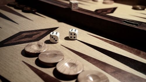 Un băcăuan s-a ales cu dosar penal, după ce ar fi organizat turnee de table / E acuzat că a luat bani de la aproximativ 100 de persoane, fără a avea licență de organizare