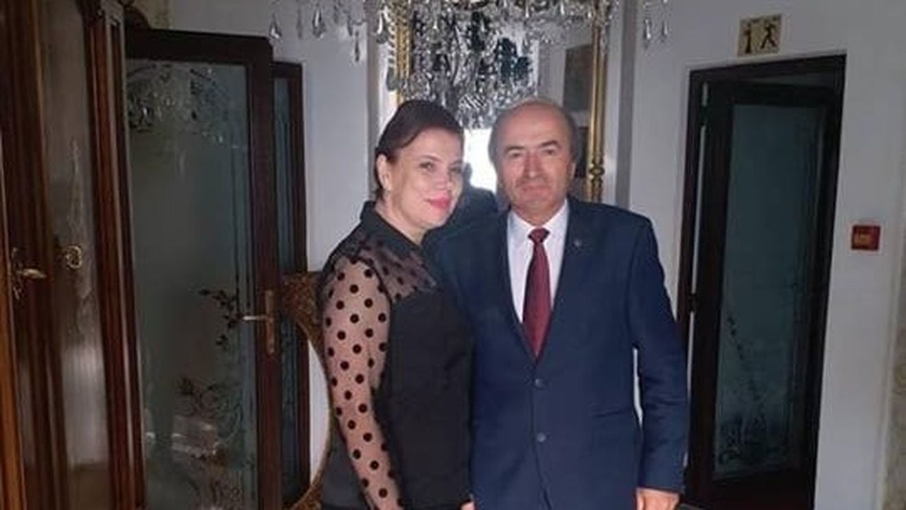 Ratingul pe Facebook al unui hotel a scăzut, după ce proprietara a postat o poză împreună cu Tudorel Toader