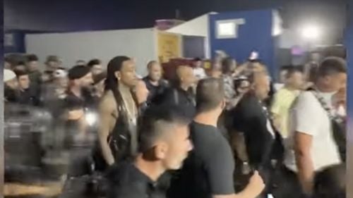 Rapperul Wiz Khalifa, trimis în judecată în România. În iunie, el a fost ridicat de poliție la Costinești, după ce ar fi aprins un joint pe scena festivalului „Beach, Please!”