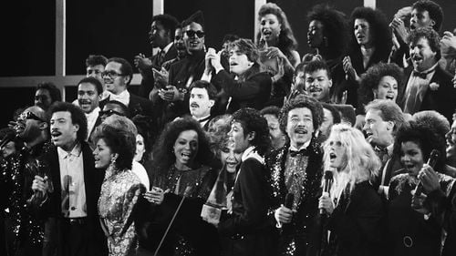 Documentarul Netflix The Greatest Night in Pop: Lionel Richie, Bruce Springsteen, Dionne Warwick, Cindi Lauper, printre artiştii care îşi amintesc cele mai frumoase momente de la realizarea albumului ”We are the World”