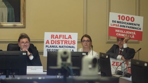 VIDEO Protest USR la audierea lui Alexandru Rafila în comisiile parlamentare: „Rafila a distrus Planul pentru combaterea cancerului” / „Zero spitale din PNRR”