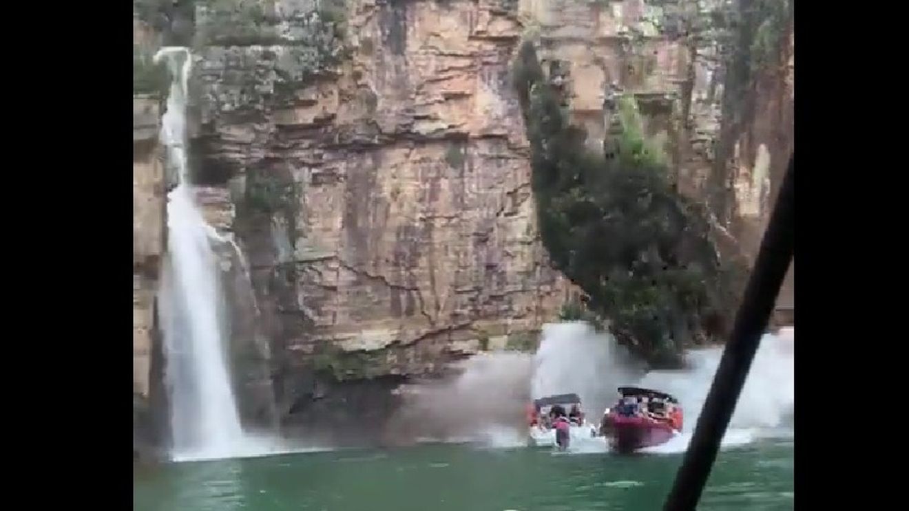 VIDEO Cel puțin șapte oameni au murit după ce o stâncă s-a prăbușit pe barca unor turiști pe un lac din Brazilia