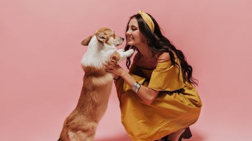 Câinii oferă nu doar afecțiune, ci și tinerețe. Un studiu american arată că au un efect biologic incredibil asupra femeilor de peste 40 de ani