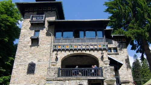 Moartea unui celebru actor grec și legătura sa cu România: el era proprietarul celebrei ”Case cu Farfurii” din Sinaia