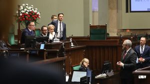 Deputat de extremă dreapta, evacuat din Camera inferioară a Parlamentului Poloniei, după ce a folosit un extinctor pentru a stinge lumânările de Hanuca care fuseseră aprinse în timpul unei ceremonii la care au participat lideri polonezi-evrei și ambasadorul Israelului