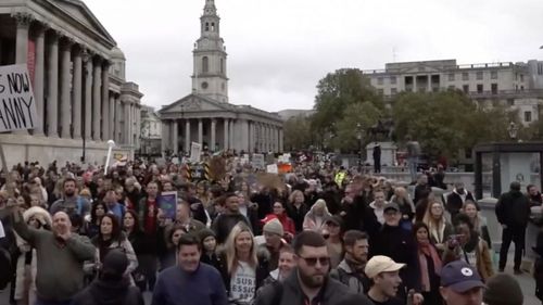 Zeci de proteste au avut loc ieri în mai multe țări din Europa împotriva restricțiilor antipandemice / În Marea Britanie și Germania, manifestațiile au degenerat în violențe