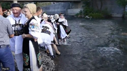 VIDEO "Udatul nevestelor" de la Hodac, județul Mureș, un obicei de Rusalii unic în România, a fost anulat din cauza pandemiei de coronavirus