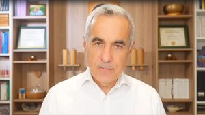 Călin Georgescu, un nou delir mesianic, cu discurs al urii împotriva politicienilor și retorică izolaționistă: ”Ne-am bazat prea mult pe alții și de-acolo au început problemele / Pe armata altora, pe alimentele altora, pe economia altora. Trebuie să înceteze din acest moment” / Candidatul pro-rus evită întrebările jurnaliștilor