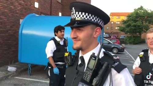 VIDEO Grup de români care deranjau liniștea publică într-un cartier din Londra, împrăștiați de un polițist român: Plecaţi mai repede, că avem treabă