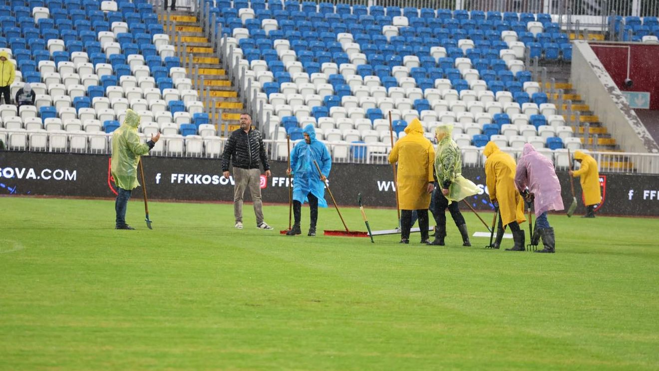 Meciul de fotbal Kosovo – România se joacă vineri seara, la Priştina, pe un gazon afectat puternic de ploile intense/ Tricolorii joacă de ziua selecţionerului Edi Iordănescu