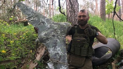 Un soldat ucrainean descoperă o dronă rusească „rară”, aproape intactă