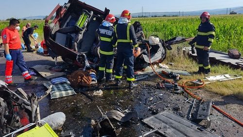 UPDATE VIDEO 7 persoane au murit și alte 5 au fost transportate la spital în accidentul din județul Bacău, între un microbuz și un autoturism