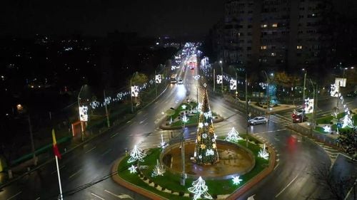 Primarul Sectorului 4 face sondaj pe Facebook privind iluminatul de sărbători, fără precizări privind costurile / Mai mulți cetățeni propun o perioadă mai scurtă și program de câteva ore seara pentru aprinderea luminițelor