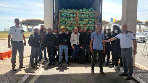 Ascunși într-un camion cu varză, 28 de cetăţeni sirieni au încercat să intre ilegal în România