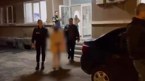 Două femei au fost reţinute pentru 24 de ore după ce au furat haine dintr-un magazin din Bucureşti şi le-au bătut pe angajatele care încercau să recupereze bunurile