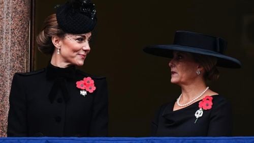 Kate Middleton, prințesa de Wales a purtat cerceii Bahrain Pearl Drop ai Reginei Elisabeta a II-a la ceremonia de Duminica Comemorării
