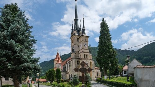 VIDEO REPORTAJ Beneficiarii fondurilor de coeziune (2) Regiunea Centru: Obiective cultural-turistice de marcă dezvoltate cu sprijin UE și licee modernizate