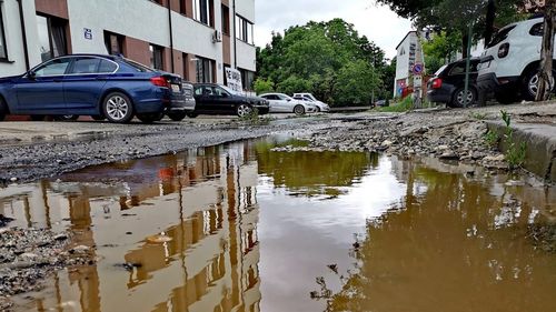Străzi inundate în municipiul Iaşi, în urma unei ploi torenţiale / Pe DN28, în zona localităţii Strunga, intervin echipele Secţiei Drumuri Naţionale (SDN) Iaşi pentru degajarea copacilor rupţi şi a crengilor căzute pe marginea carosabilului