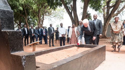 Președintele Germaniei își exprimă rușinea dar evită să prezinte scuze oficiale pentru reprimarea brutală de către Berlin a unei rebeliuni din 1905 care a ucis până la 300.000 de băștinași în actuala Tanzanie