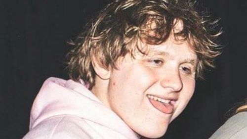 Moment emoționant la festivalul Glastonbury, unde artistul Lewis Capaldi a suferit o criză Tourette pe scenă / Publicul l-a ajutat să cânte piesa