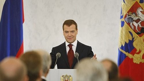 Dmitri Medvedev acuză: Imbecilii europeni încearcă să împiedice încercările SUA de a rezolva conflictul ucrainean/ Kievul e acuzat că recrutează membri din cartelurile de droguri din Columbia şi Mexic