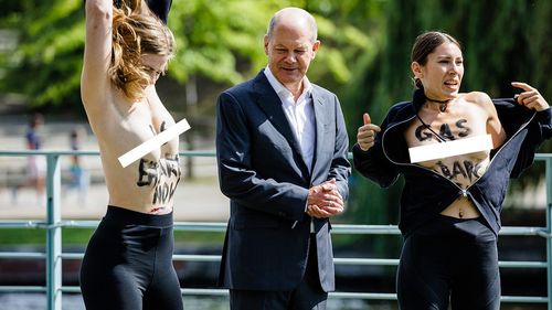Două militante s-au dezbrăcat în sânii goi lângă cancelarul Olaf Scholz pentru a cere un "embargo asupra gazului rusesc"