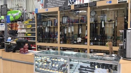 Walmart retrage armele şi muniţia din raioanele magazinelor în SUA, după violenţele de la Philadelphia şi cu câteva zile înainte de alegerile prezidențiale care se anunță tensionate