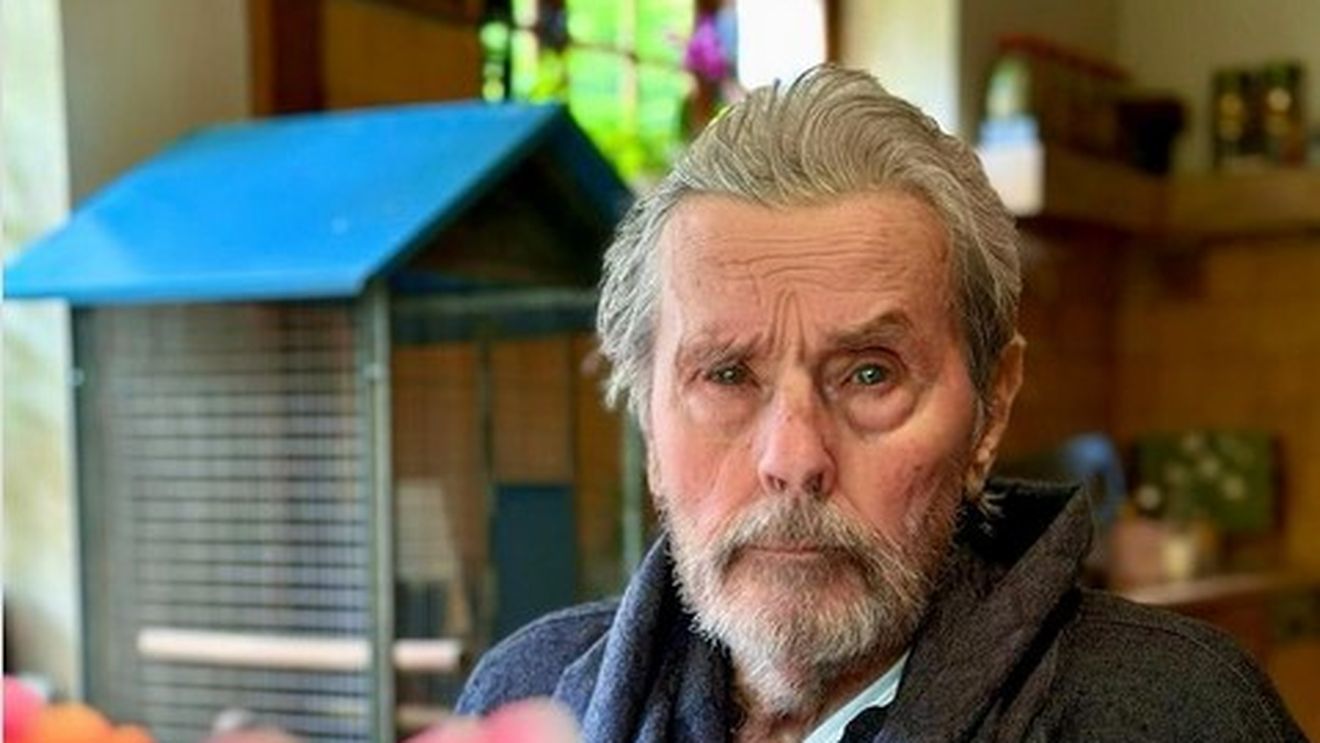 Fiica lui Alain Delon a publicat o fotografie a tatălui ei "cu acordul acestuia" / Celebrul actor a fost plasat recent sub tutela consolidată