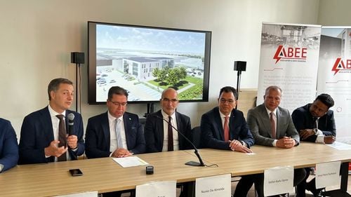 Ce se întâmplă cu investiția în producția de baterii pentru mașini electrice planificată de belgienii de la ABEE la Galați. Ministrul Economiei: „Încă încercăm să găsim sursa de finanțare pentru ajutorul de stat” / Florin Spătaru: Proiectul din Bulgaria nu va bloca investiția din România