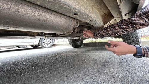 Hoț de catalizatoare, prins de polițiștii ieșeni sub mașină: ”Stau și fumez o țigară„ / Judecătorii l-au iertat, dar i-au confiscat uneltele: cric, chei și o pânză de bomfaier