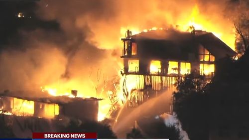 Pompieri greci luptă, a doua zi la rând, împotriva unor incendii de pădure devastatoare în mai multe regiuni / Cinci incendii principale fac favagii în în Peninsula Pelopones şi pe insulele Creta, Evia şi Kythira, în condiţii de vânt şi caniculă
