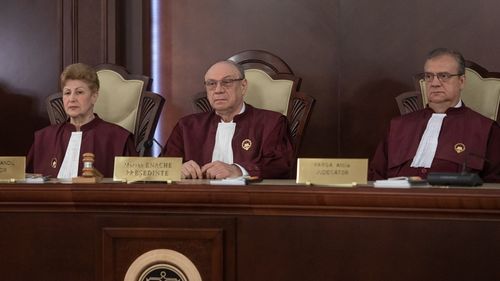 BREAKING Curtea Constituțională a cerut renumărarea voturilor și a amânat pentru vineri decizia privind cererea de anulare a rezultatului / Diferența dintre Elena Lasconi și Marcel Ciolacu a fost de 2.740 de voturi / Dacă alegerile sunt anulate, se reia primul tur