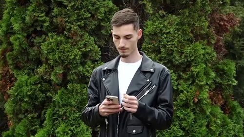 Rugăciuni personalizate ori spovedanii virtuale. Milioane de români folosesc aplicații religioase cu inteligență artificială