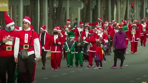 VIDEO Mii de persoane îmbrăcate în costume de Moş Crăciun au luat parte duminică în Madrid la o cursă în scopuri caritabile în beneficiul celor afectaţi de erupţia vulcanică de pe insula spaniolă La Palma