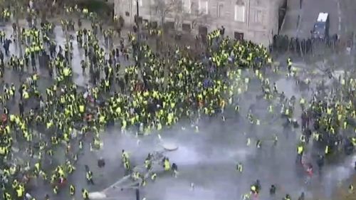 VIDEO Al patrulea weekend proteste violente ale ”vestelor galbene” în Franța/ Peste o mie de manifestanți au fost reținuți / Forțele de ordine au intervenit cu vehicule blindate și gaze lacrimogene